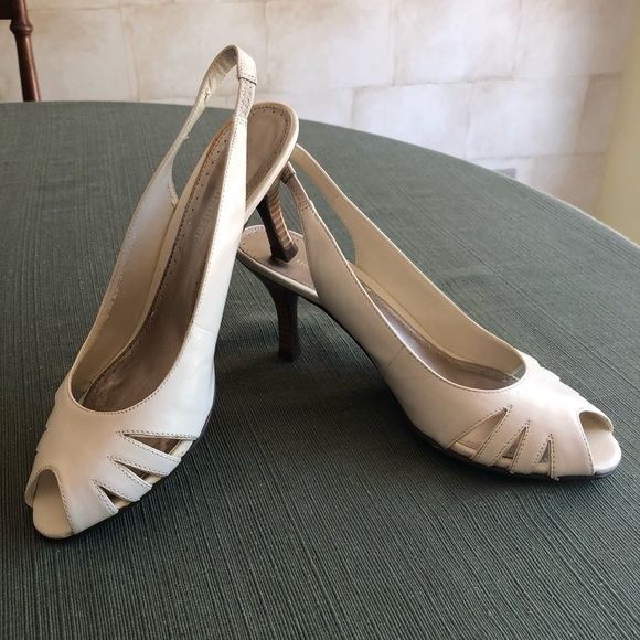 naturalizer closed toe sandals